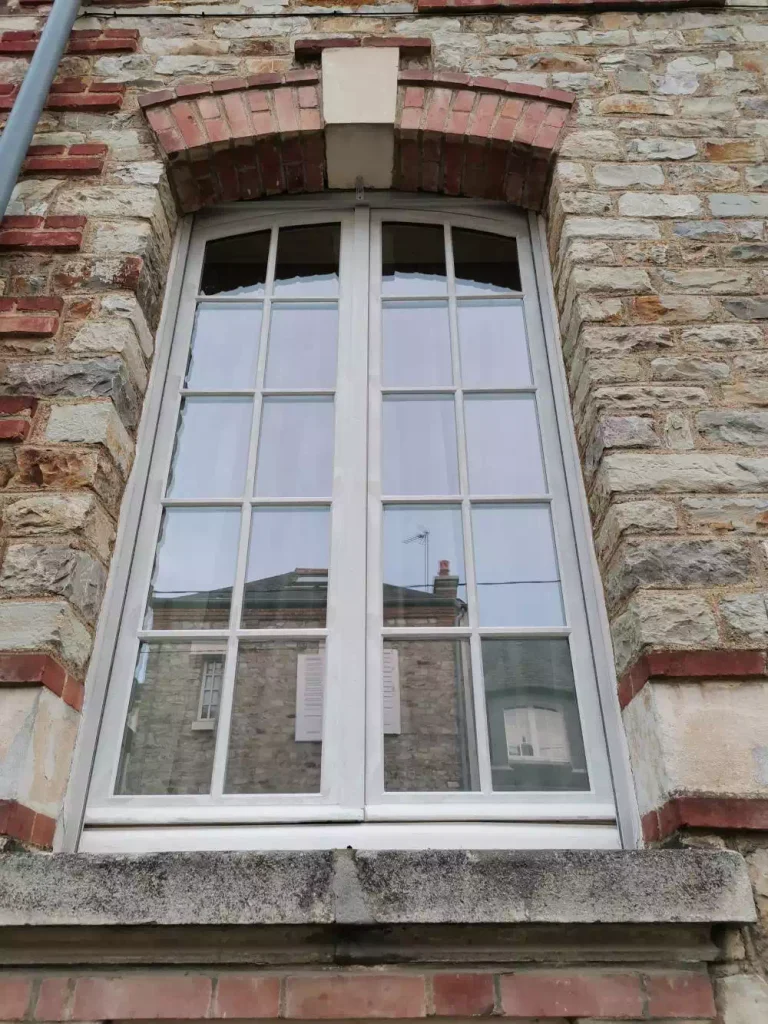 Rénovation et isolation d'une fenêtre bois par Inov 35 à Rennes