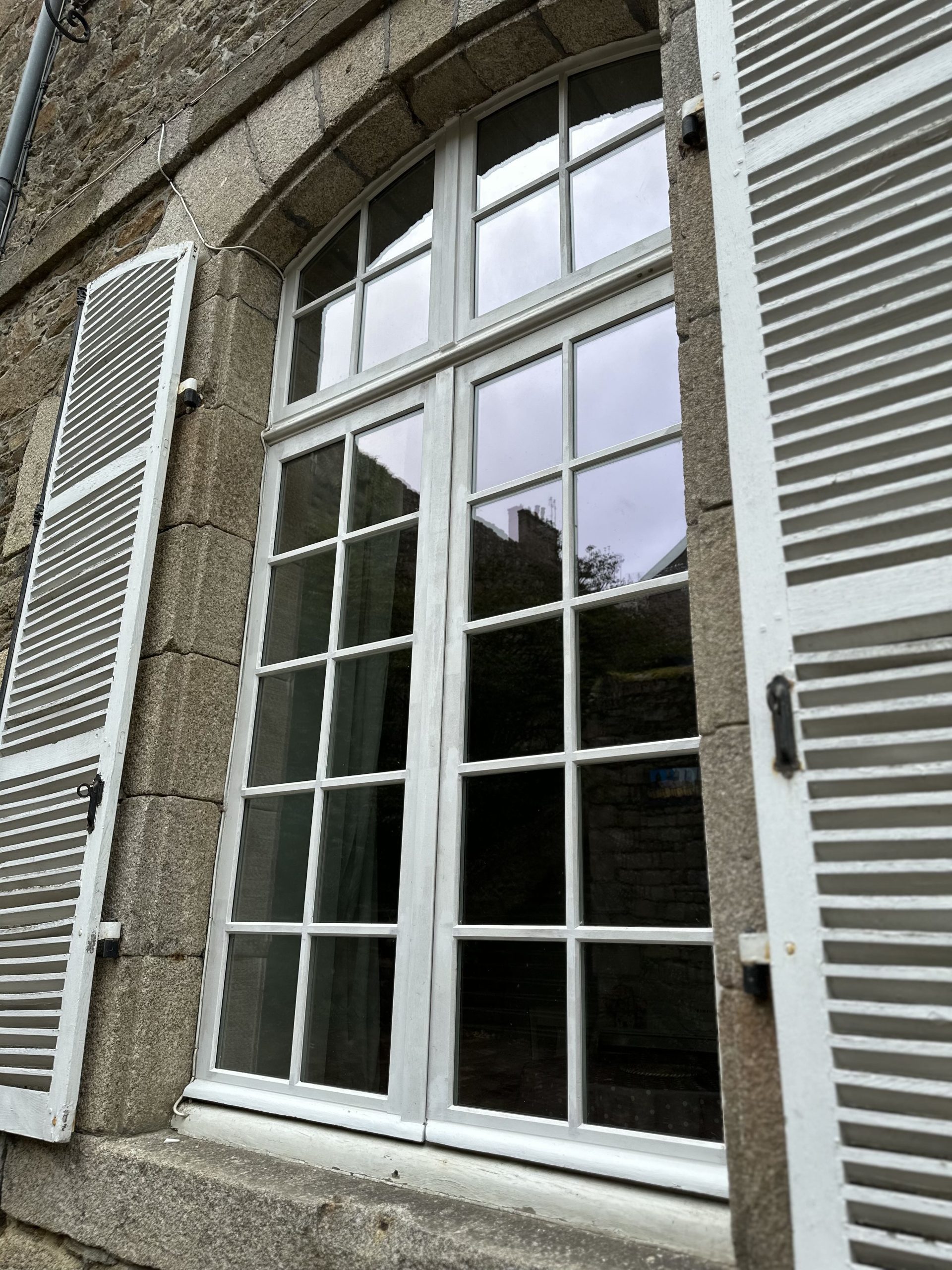 Rénovation et isolation d’une belle fenêtre en chêne sur DINAN 