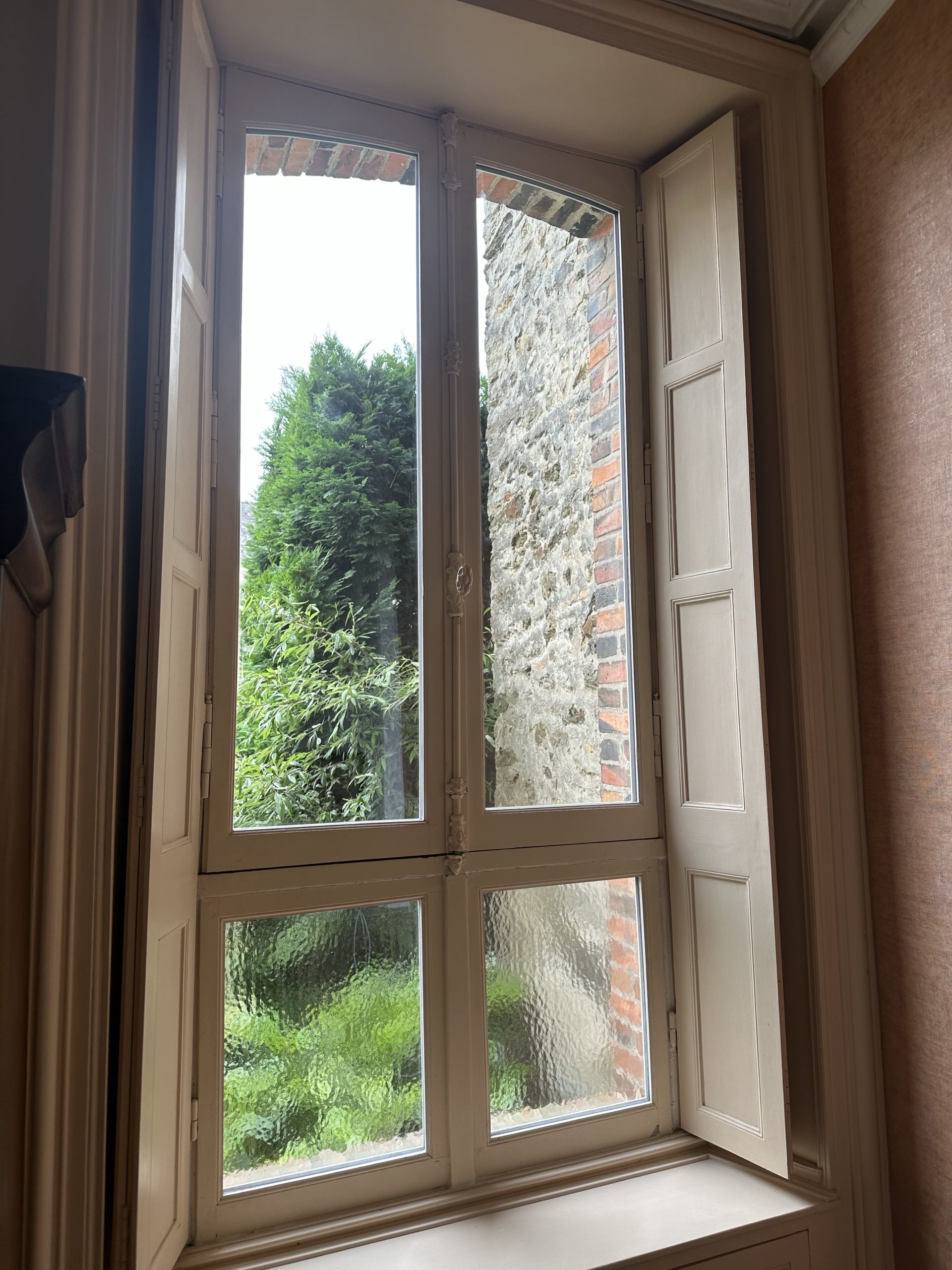 🔨 Rénovation et performance énergétique au cœur de Laval ! 🪟  Chez INOV35, nous avons récemment terminé un beau chantier d’isolation de fenêtres anciennes dans une maison de caractère à Laval (53). Objectif : conserver le cachet de l’ancien tout en améliorant l’efficacité thermique 💡❄️🔥  ✅ Fenêtres d’origine conservées ✅ Solutions sur-mesure : double vitrage adapté ✅ Amélioration du confort intérieur ✅ Réduction notable des pertes de chaleur  👏 Un grand merci à nos clients pour leur confiance, et à notre équipe pour leur savoir-faire et leur engagement sur le terrain !  Vous aussi, vous avez un projet de rénovation ou d’isolation à Laval ou en Mayenne ? Parlons-en ! 📞 www.inov35.fr | #INOV35 #Isolation #RénovationÉnergétique #FenêtresAnciennes #Laval #PerformanceThermique #BâtimentDurable #ÉconomieÉnergie